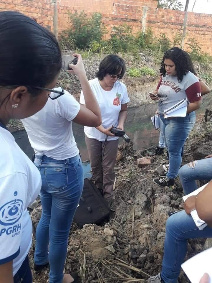 Momento da coletas das amostras da água do córrego no bairro Parque do Lago