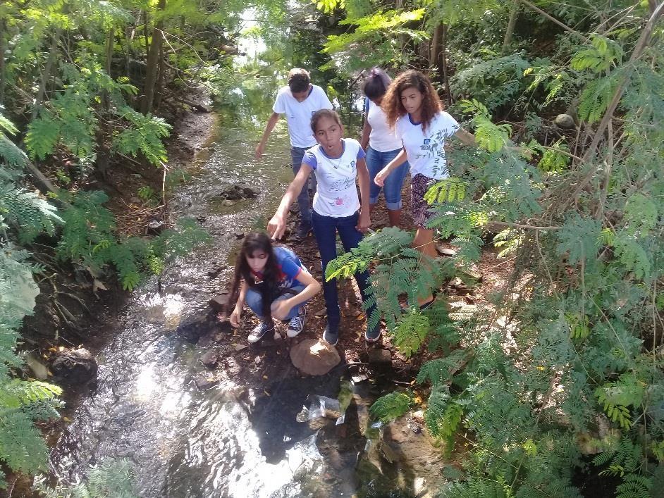 Visita da comissão de estudantes ao Córrego Jacaré