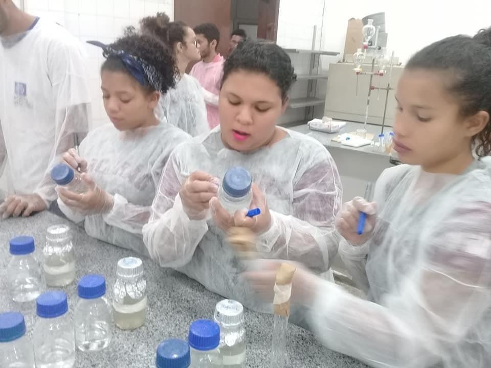 Momento das análises da qualidade da água pelos alunos do terceiro ano, laboratório da UFMT