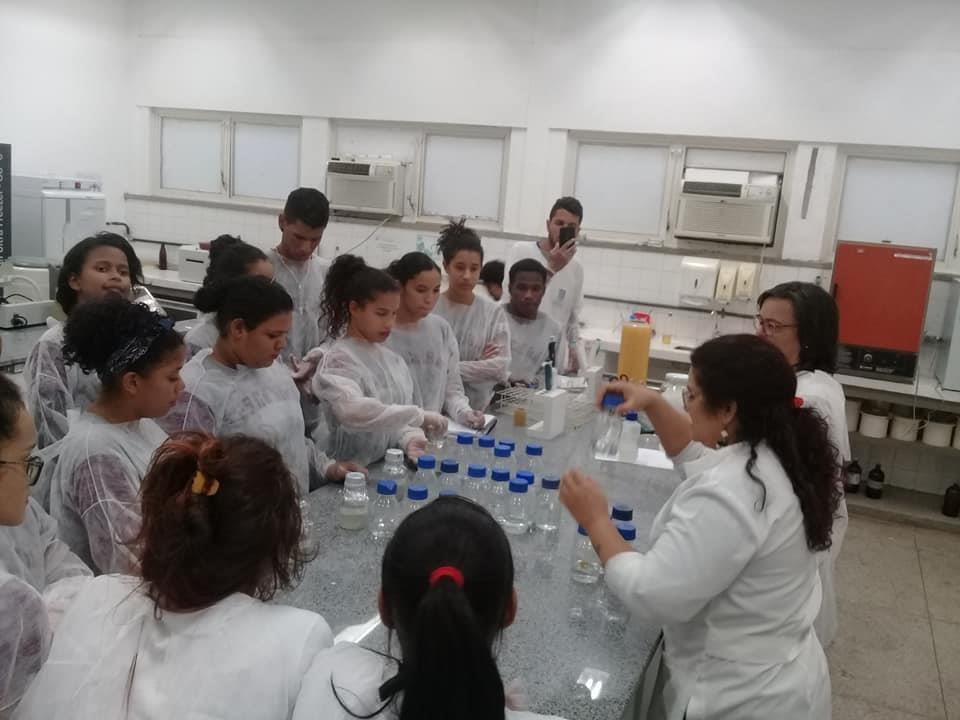 Momento das análises da qualidade da água pelos alunos do terceiro ano, laboratório da UFMT